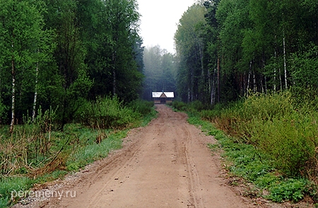 Дорога к источнику Петра и Павла. Там под одной крышей колодцы с живой и мертвой водами